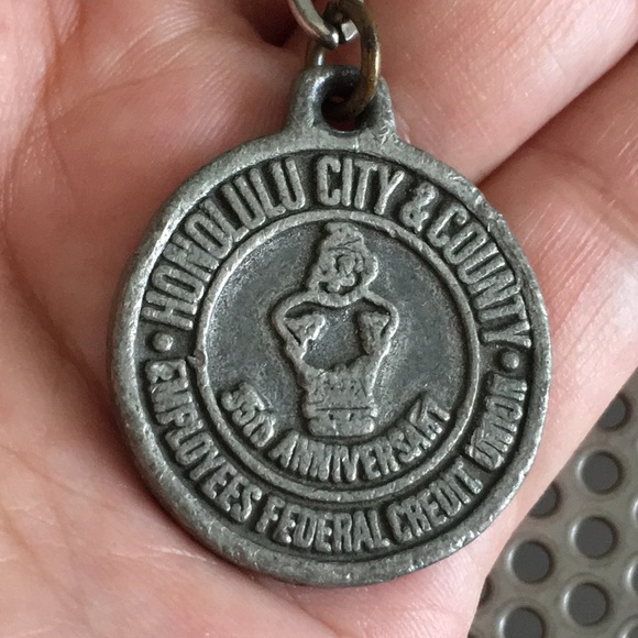 🖤Vtg Honolulu city & county 35th anniversary keychain - Picture 2 of 9